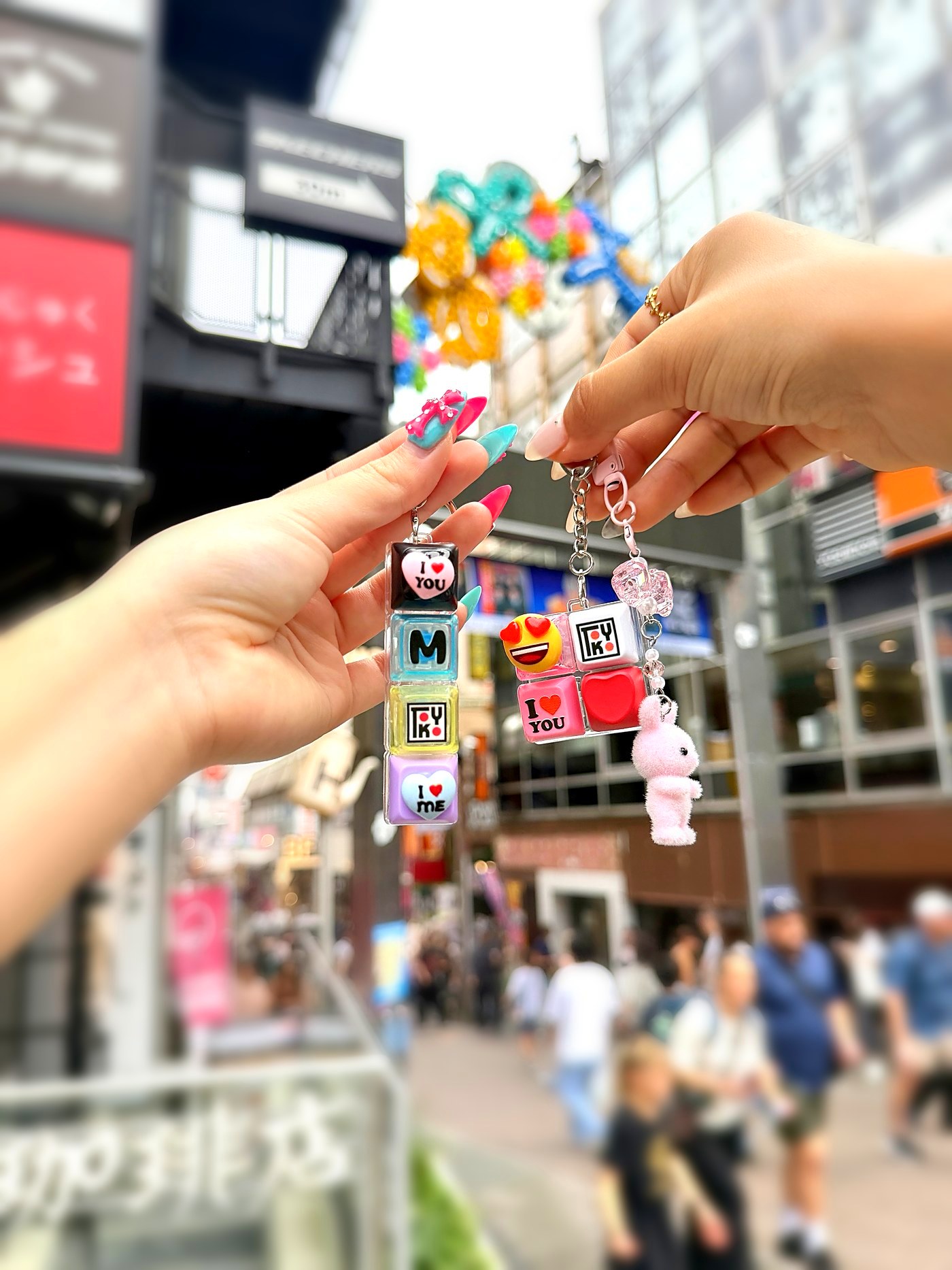 原宿・竹下通りでLUV LABのキーホルダーを掲げる手元